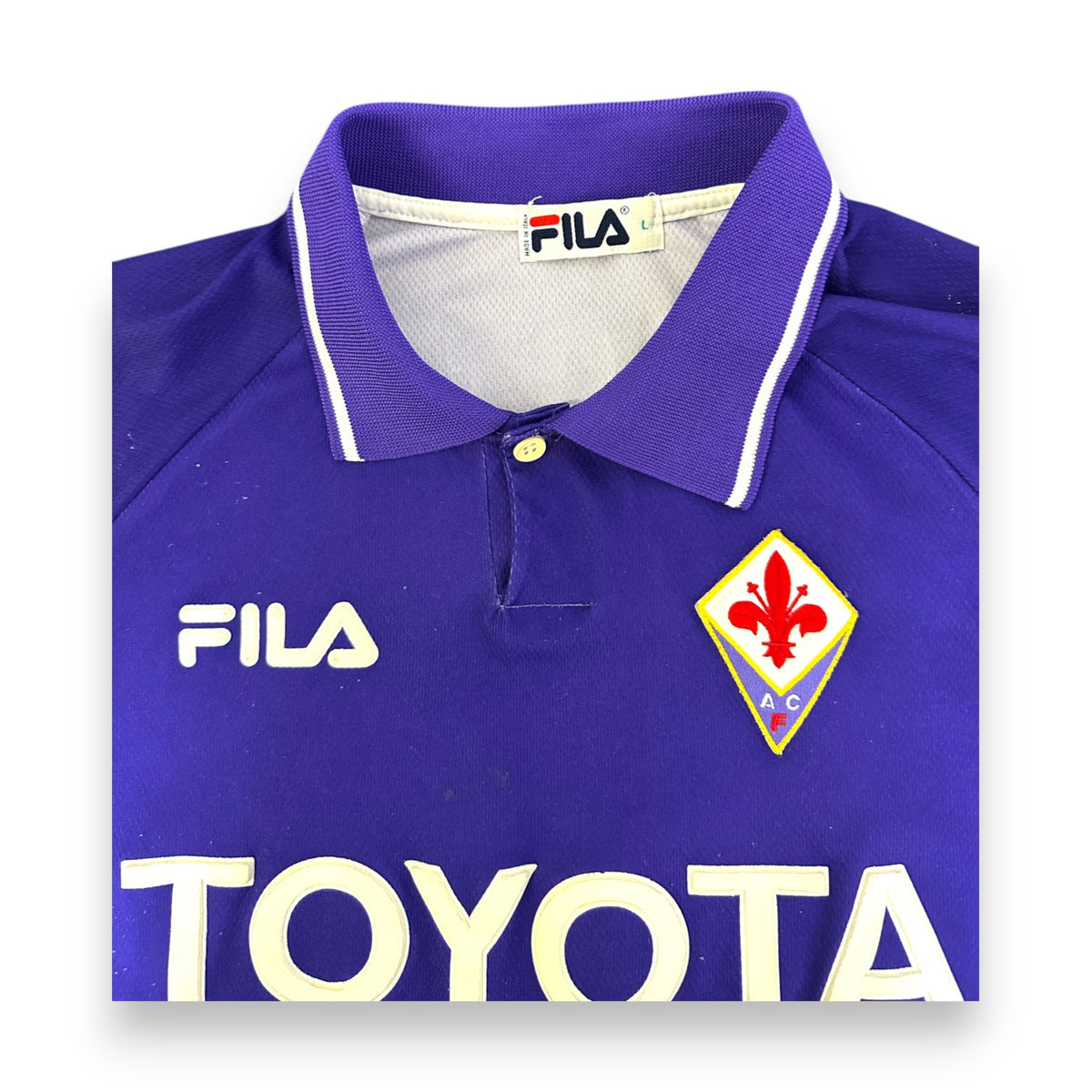 Dettaglio colletto e stemma giglio Fiorentina maglia Home 1999-00 – Fila