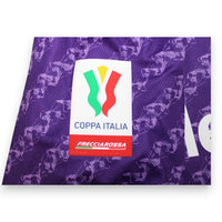 Patch Coppa Italia Frecciarossa su maglia Fiorentina Home 2023-24 Faraoni autografata – Kappa