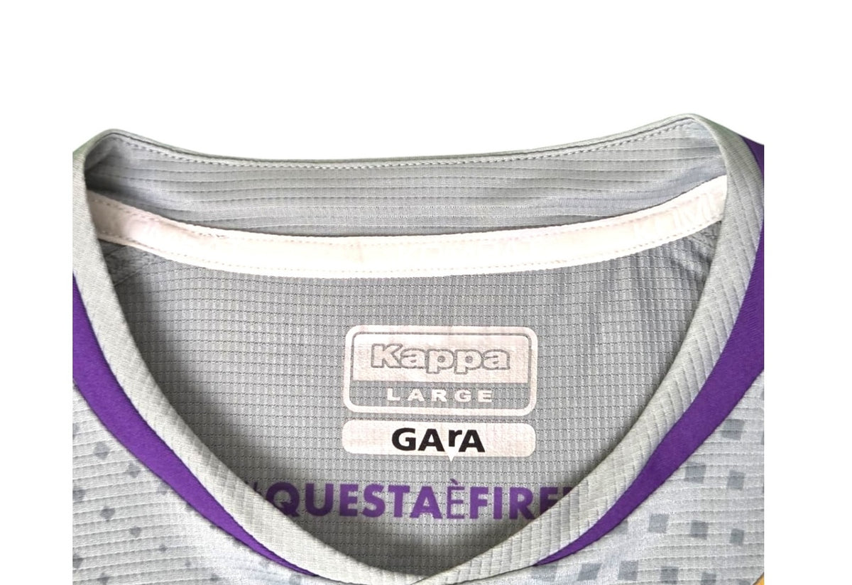 Colletto della maglia portiere Fiorentina 2020/21 con etichetta Kappa Large, dicitura Gara e QuestaèFirenze