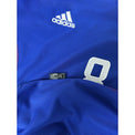 Dettaglio tessuto traforato Climalite e logo Adidas – maglia Francia Home 2002 Desailly