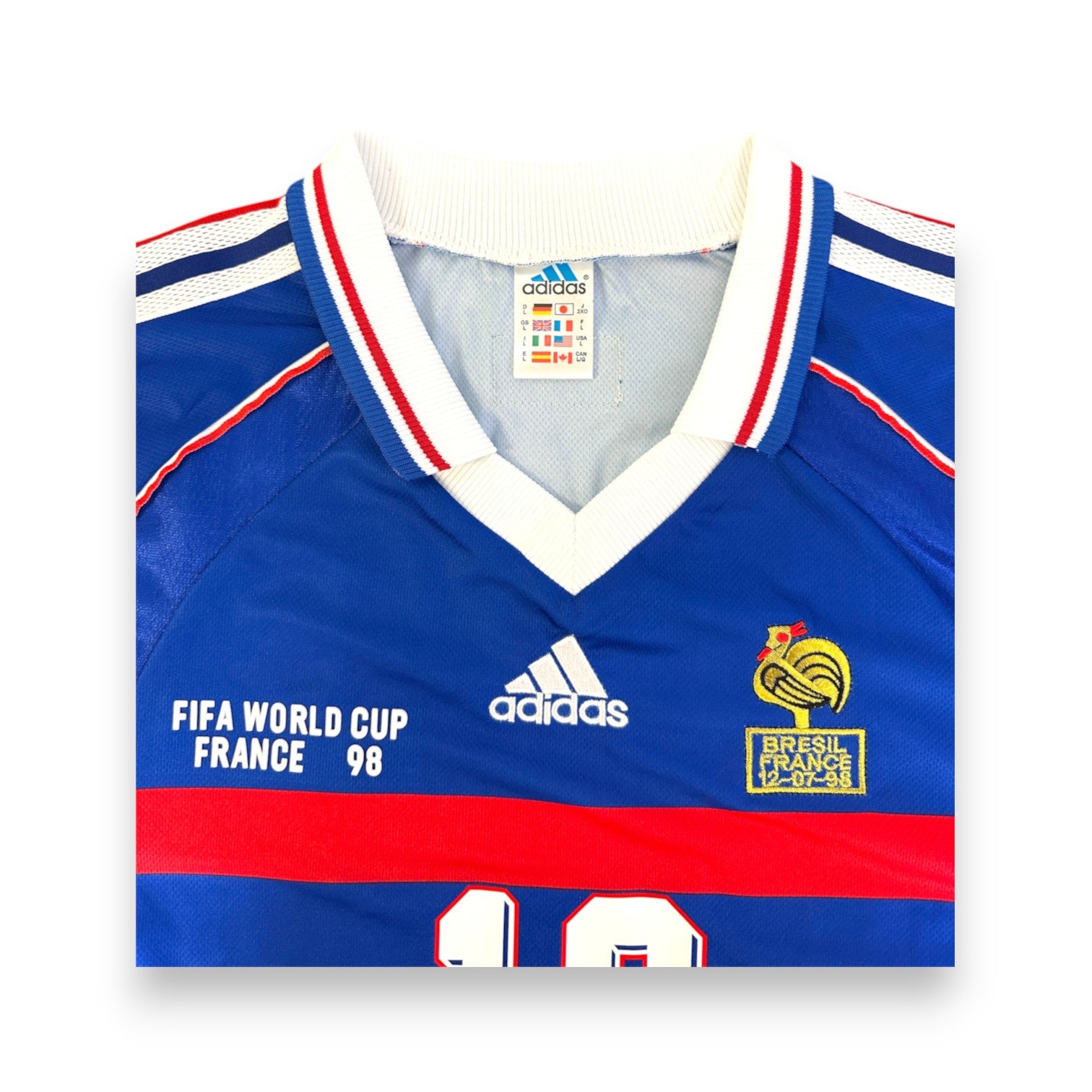 Dettaglio colletto e stemma FFF maglia Francia Home 1998 replica – adidas