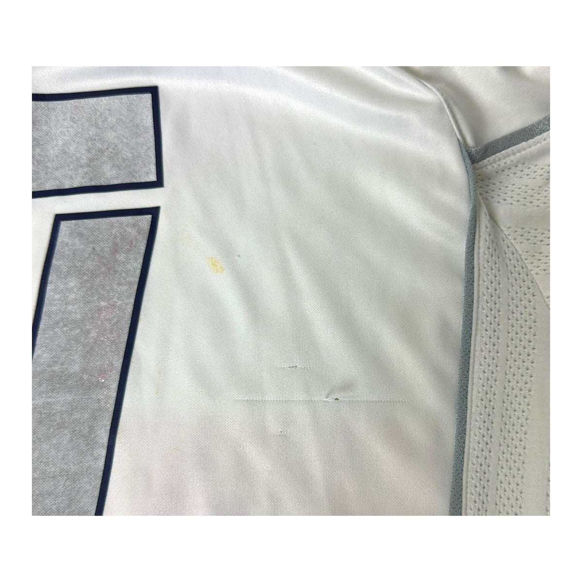 Dettaglio difetto retro maglia Genoa Away 2008/09 – macchia gialla e filo tirato accanto al numero 17