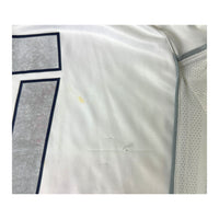 Dettaglio difetto retro maglia Genoa Away 2008/09 – macchia gialla e filo tirato accanto al numero 17