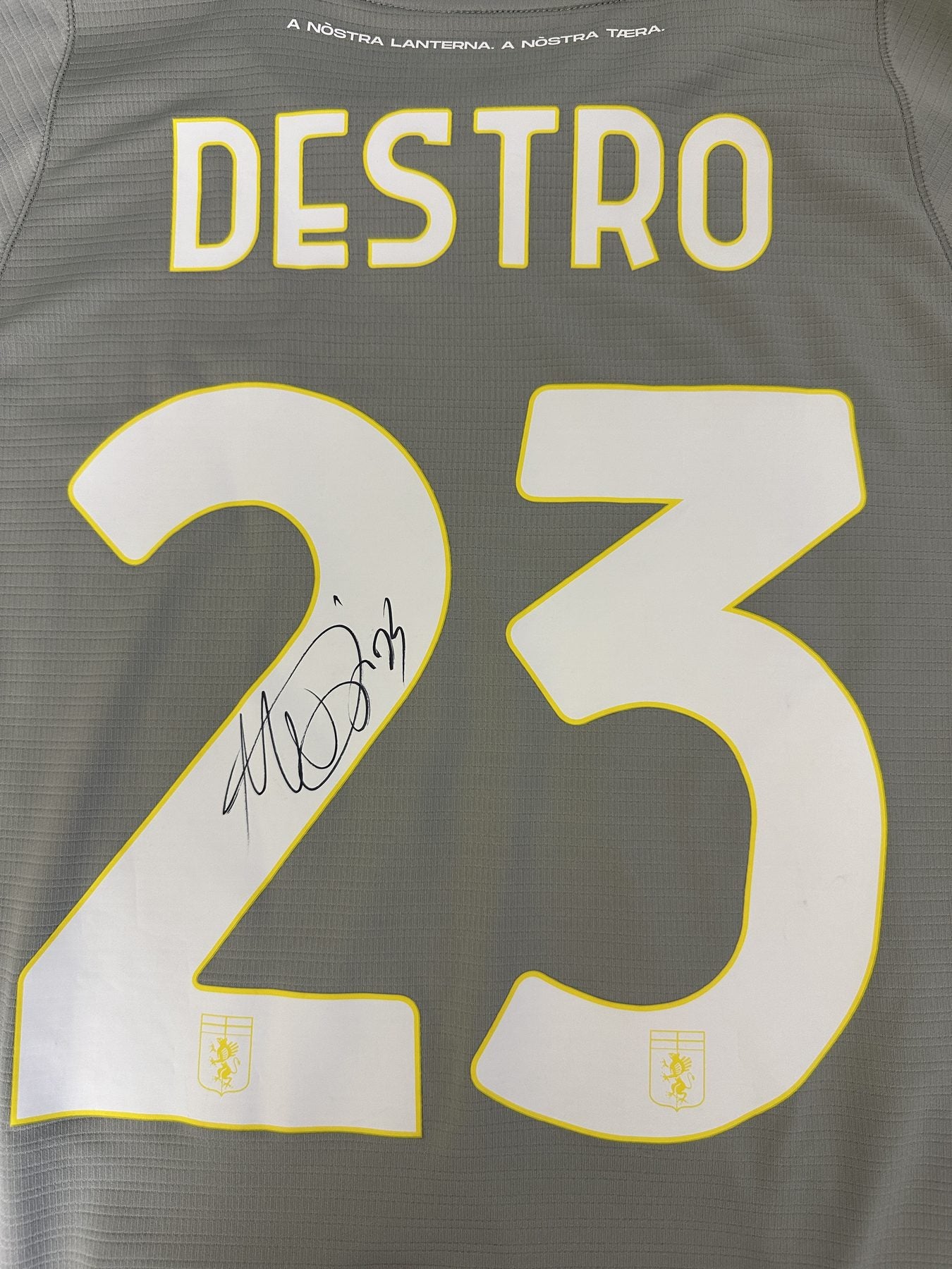 Dettaglio collo maglia Genoa Third 2021-22 Kappa XL – stemma città di Genova