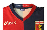 Colletto della maglia Genoa 2010/11 con scritta Il club più antico d'Italia ed etichetta Asics taglia S
