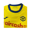 Colletto della maglia Hellas Verona Away 2025/26 con stemma e scritta 1903