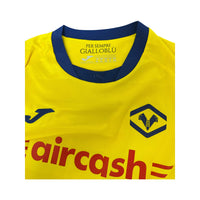 Colletto della maglia Hellas Verona Away 2025/26 con stemma e scritta 1903