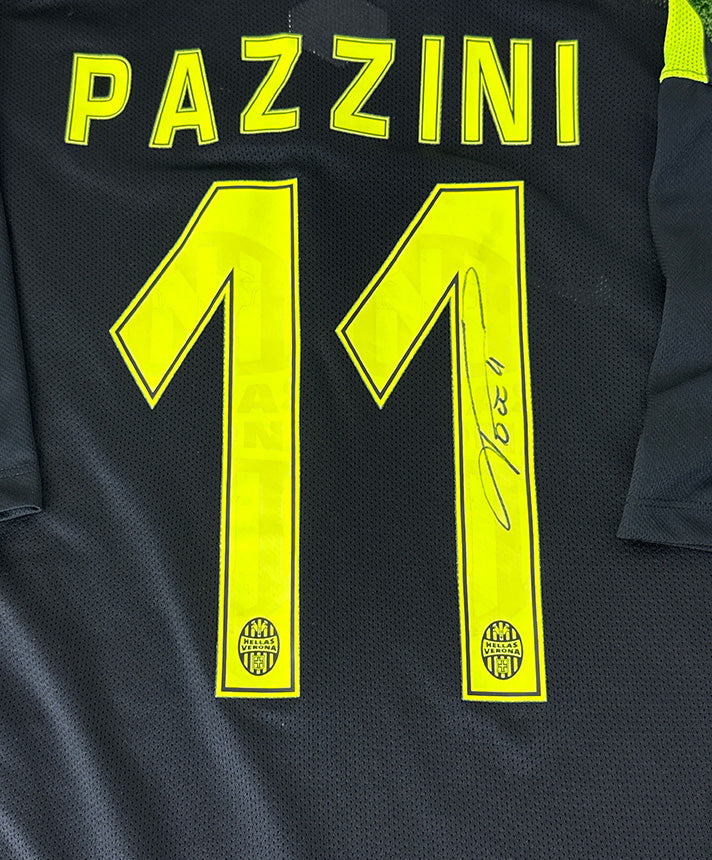 Dettaglio autografo originale Giampaolo Pazzini su numero 11 maglia Hellas Verona 2015-16 – pennarello nero nitido – cimelio collezionismo