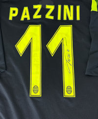 Dettaglio autografo originale Giampaolo Pazzini su numero 11 maglia Hellas Verona 2015-16 – pennarello nero nitido – cimelio collezionismo