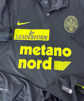 Dettaglio scudetto Hellas Verona giallo fluo e sponsor Metano Nord Leaderform – maglia Away 2015-16 Nike – Serie A