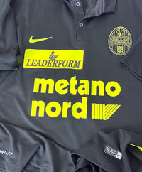 Dettaglio scudetto Hellas Verona giallo fluo e sponsor Metano Nord Leaderform – maglia Away 2015-16 Nike – Serie A