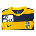Colletto con etichetta Nike Dri-FIT taglia M e stemma Hellas Verona – maglia Home 2016/17