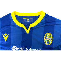 Colletto maglia Hellas Verona Home 2020-21 Macron – stemma Hellas Verona e logo Air Dolomiti