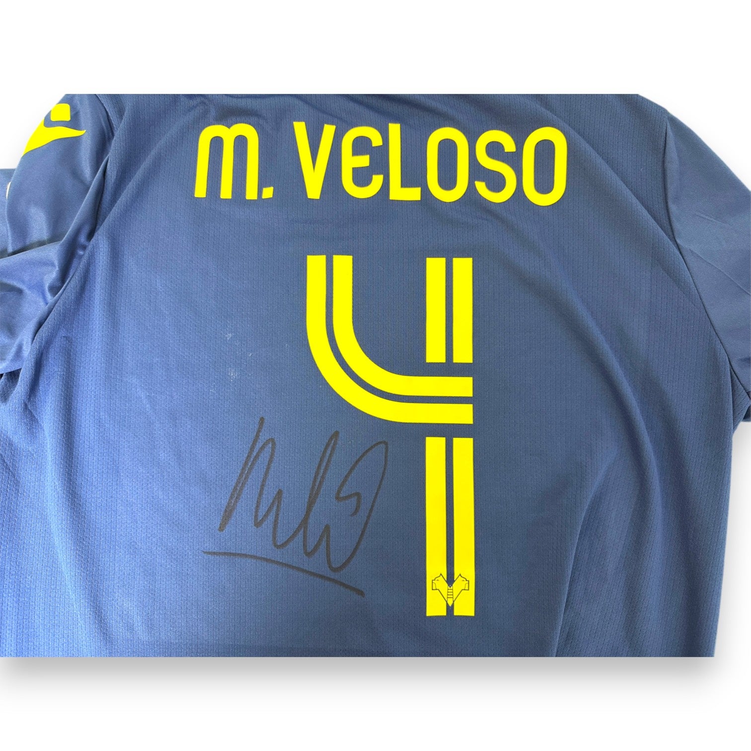 Dettaglio autografo originale Miguel Veloso su numero 4 maglia Hellas Verona Home 2020-21