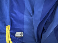 Dettaglio laterale maglia Hellas Verona Home 2020-21 – logo Macron e fascia gialla