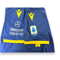 Dettaglio manica maglia Hellas Verona – sponsor Mercedes-Benz Trivellato Industriali e patch Serie A TIM