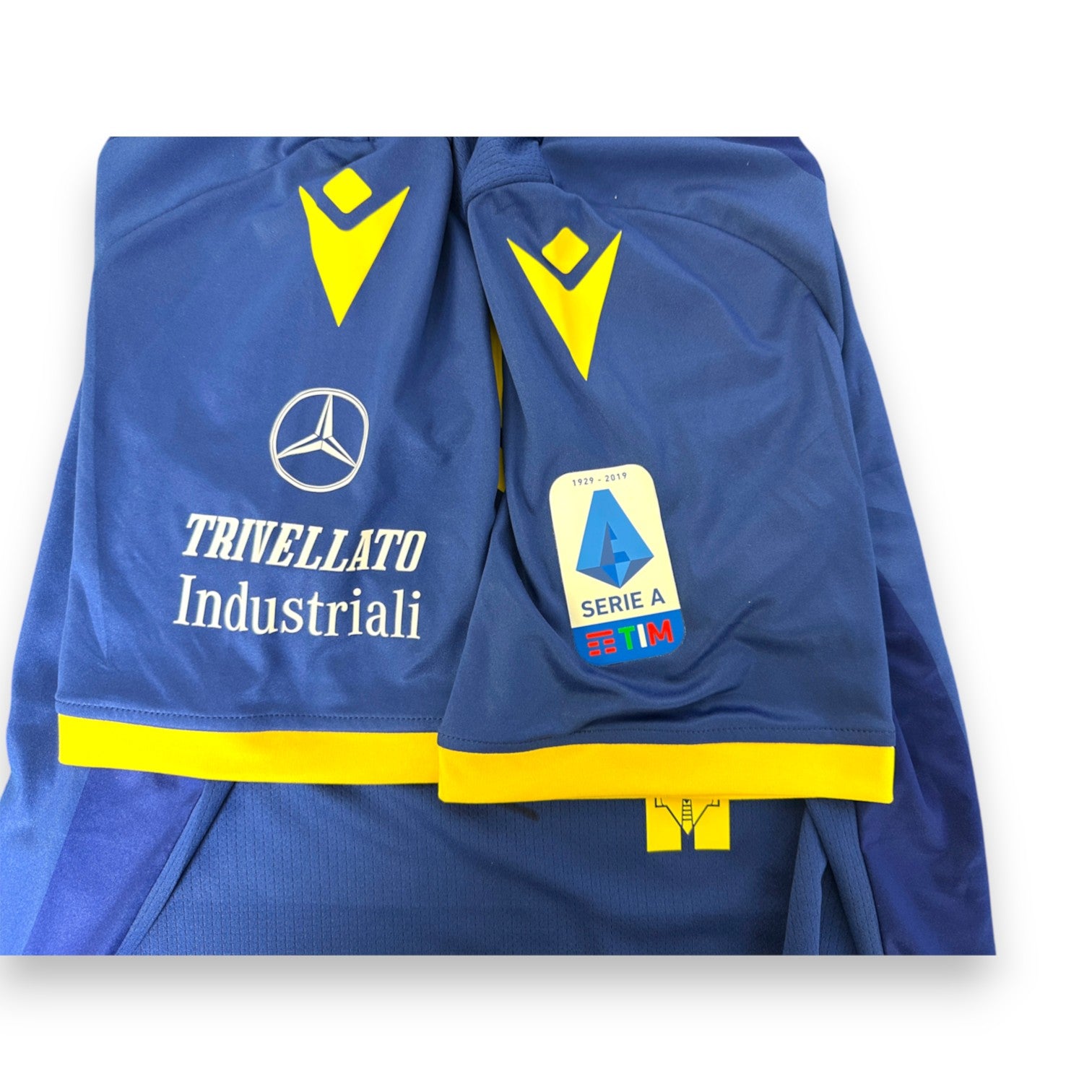 Dettaglio manica maglia Hellas Verona – sponsor Mercedes-Benz Trivellato Industriali e patch Serie A TIM