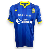 Maglia Hellas Verona Home 2020-21 Macron blu gialla – sponsor Air Dolomiti e Gruppo Sinergy – stemma club