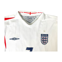 Colletto a polo con croce di San Giorgio, logo Umbro e stemma Three Lions – maglia Inghilterra 2005/07