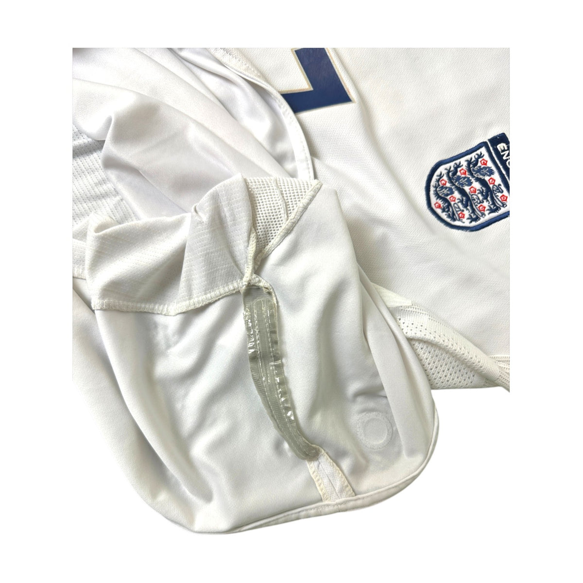 Dettaglio interno maglia Inghilterra Home 2005/07 Umbro con numero 7 Beckham e stemma