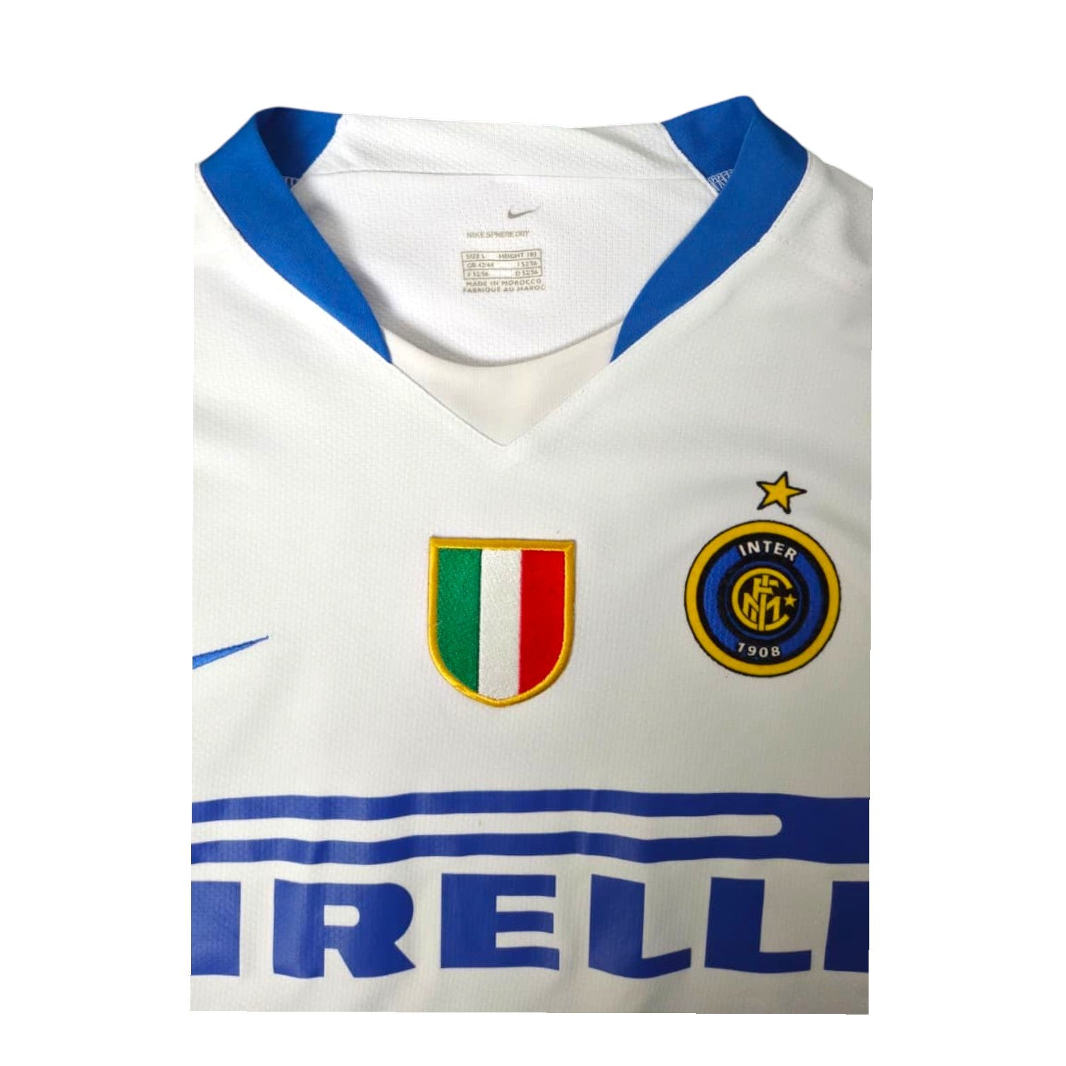 Dettaglio colletto a V blu maglia Inter Away 2006-07 – scudetto tricolore e stemma Inter – etichetta Nike Sphere Dry taglia L