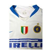 Dettaglio colletto a V blu maglia Inter Away 2006-07 – scudetto tricolore e stemma Inter – etichetta Nike Sphere Dry taglia L