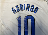 Dettaglio nameset Adriano 10 maglia Inter 2006-07 – nome e numero screpolati e macchie circostanti dovute all'età