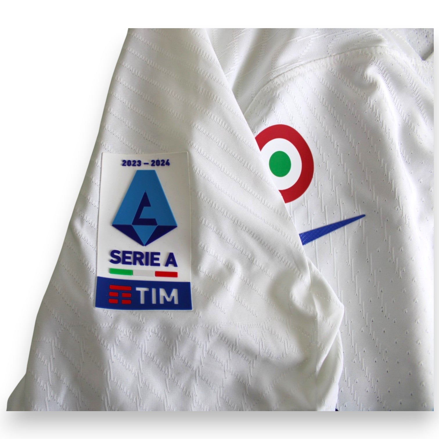 Patch ufficiale Serie A TIM 2023-2024 e coccarda tricolore Coppa Italia su manica maglia Inter Away Nike