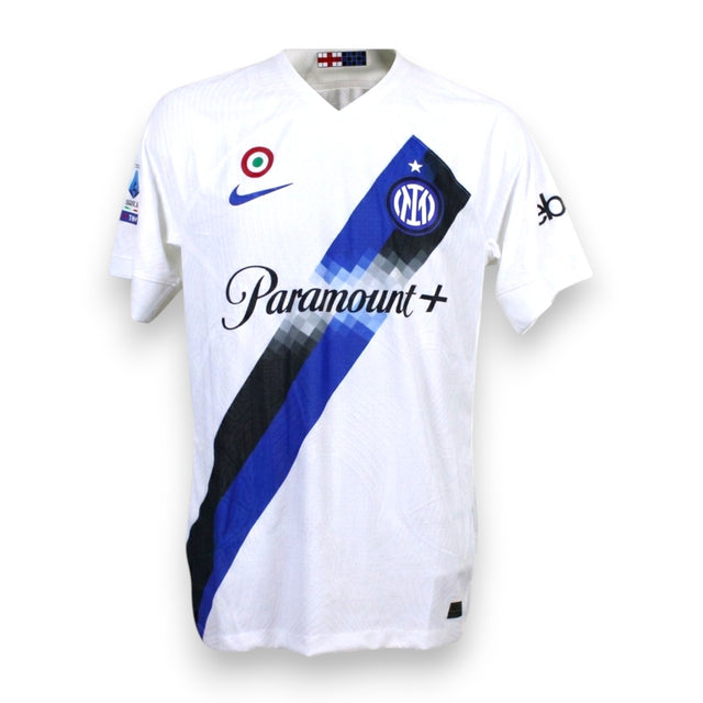 Maglia Inter Away 2023/24 Pavard autografata fronte – Nike bianca sash blu nero mosaico digitale sponsor Paramount+ logo nerazzurro stella