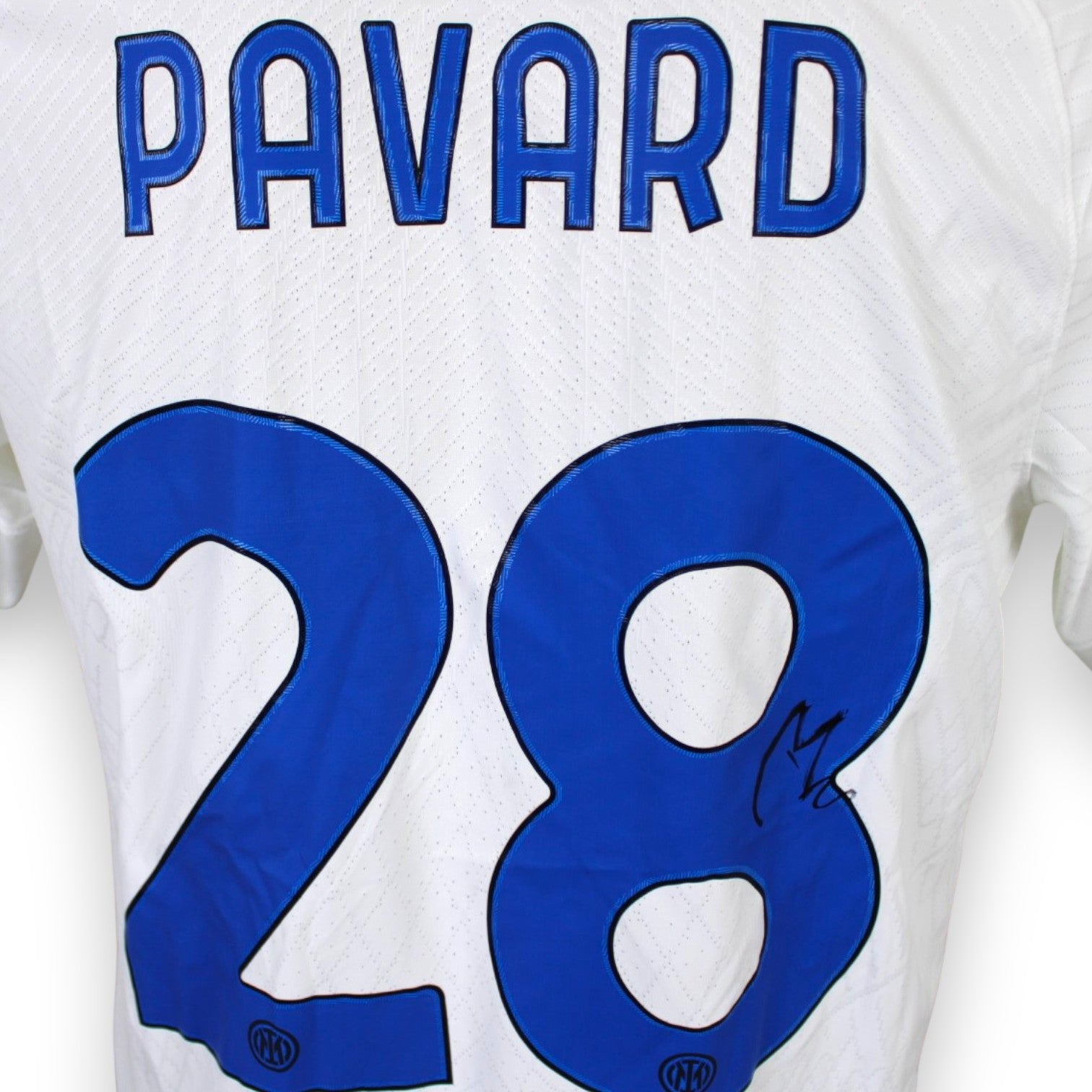 Autografo originale Benjamin Pavard pennarello nero sul numero 28 maglia Inter Away 2023/24 – certificato COA incluso