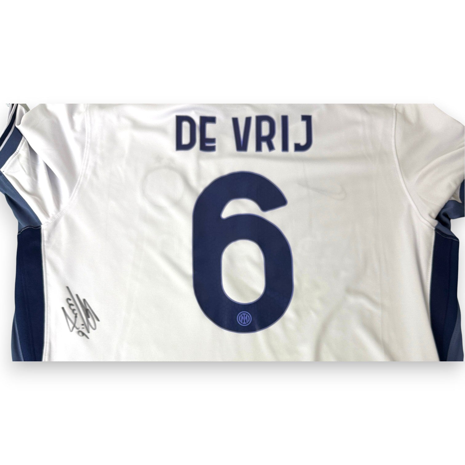 Dettaglio autografo originale Stefan de Vrij sul retro maglia Inter Away 2024-25 numero 6 – firma a pennarello argento