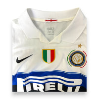 Dettaglio collo maglia Inter Away 2009-10 – scudetto, stemma Inter, Pirelli, taglia XL