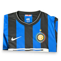 Girocollo con profilo bianco, logo Nike e stemma celebrativo del centenario – maglia Inter Home 2009/10