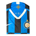 Dettaglio colletto a V bianco maglia Inter Home 2019-20 – croce Internazionale 1908 dorata – etichetta Nike Dri-FIT taglia M