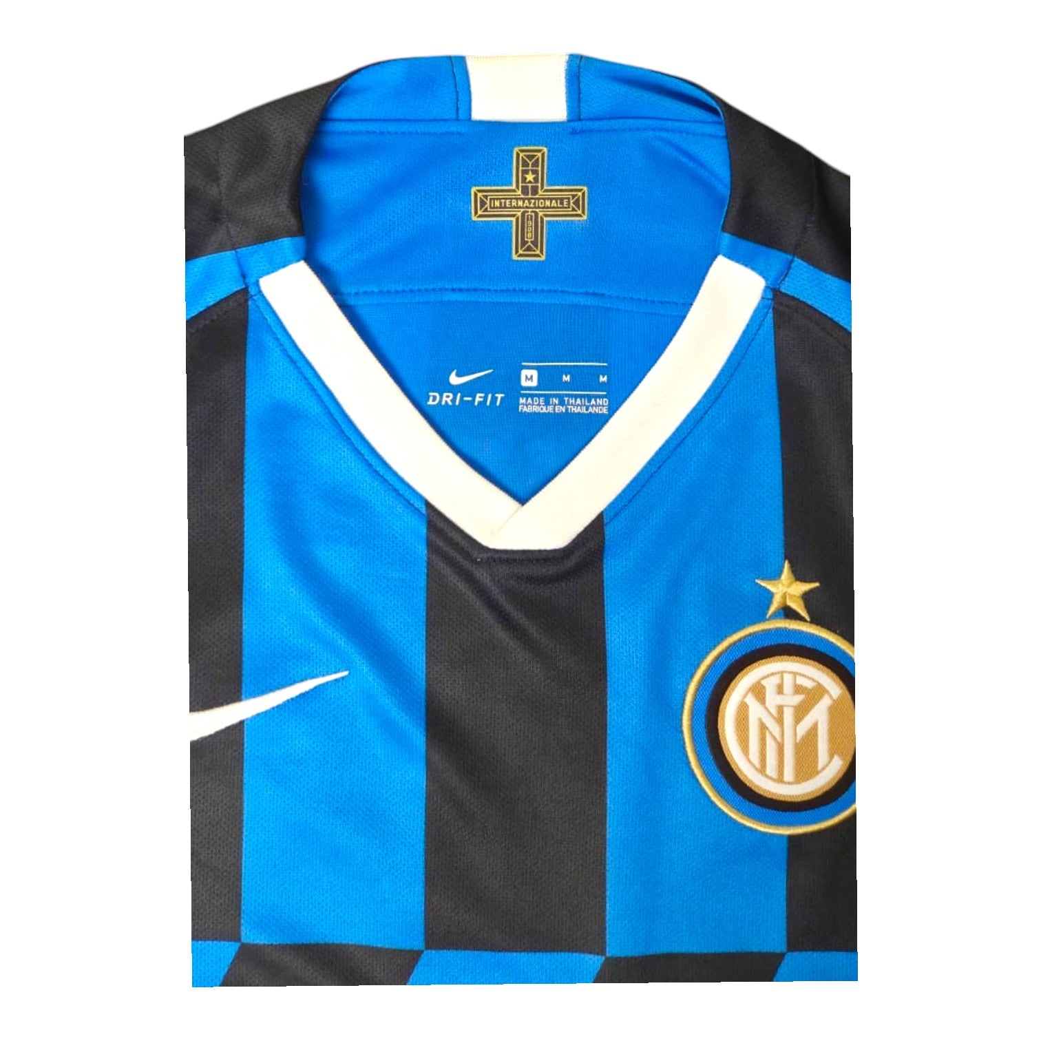 Dettaglio colletto a V bianco maglia Inter Home 2019-20 – croce Internazionale 1908 dorata – etichetta Nike Dri-FIT taglia M