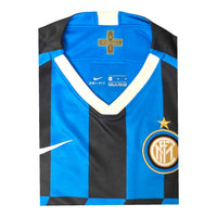Dettaglio colletto a V bianco maglia Inter Home 2019-20 – croce Internazionale 1908 dorata – etichetta Nike Dri-FIT taglia M