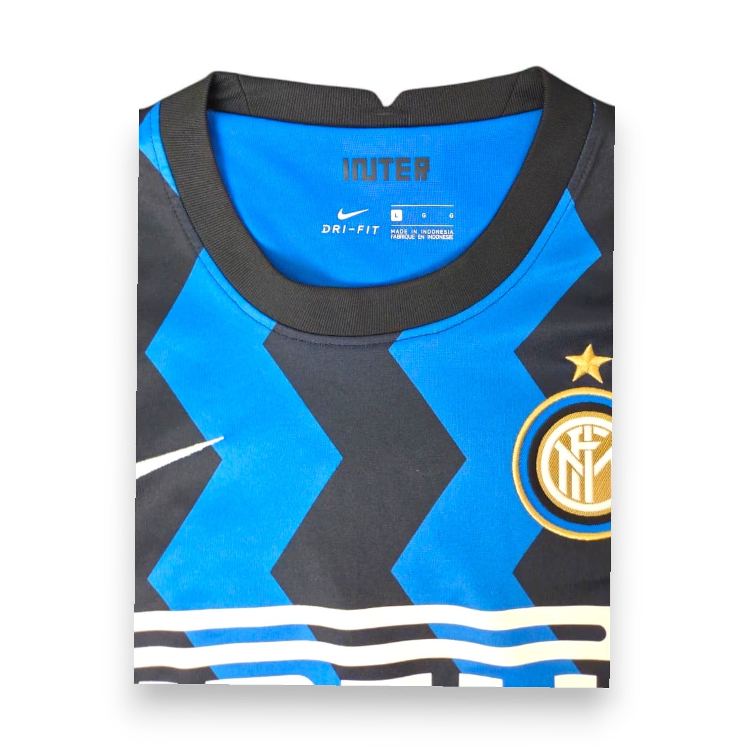 Dettaglio colletto girocollo nero maglia Inter Home 2020-21 – etichetta Nike Dri-FIT taglia L Made in Indonesia