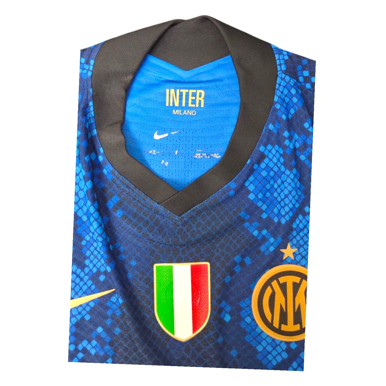 Dettaglio colletto a V nero maglia Inter Home 2021-22 – scritta Inter Milano interna – logo Nike oro
