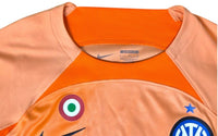 Colletto della maglia portiere Inter 2022/23 con etichetta Nike taglia L Slim Fit e coccarda tricolore