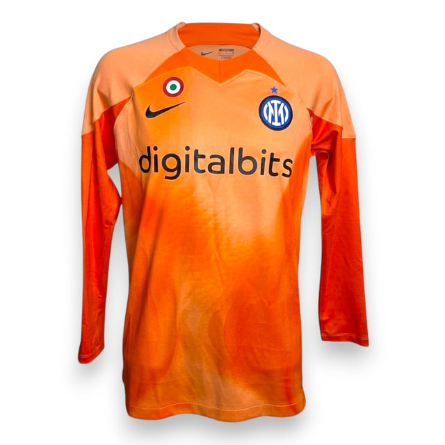 Maglia portiere Inter 2022/23 Nike arancione a maniche lunghe con sponsor Digitalbits e coccarda Coppa Italia – fronte