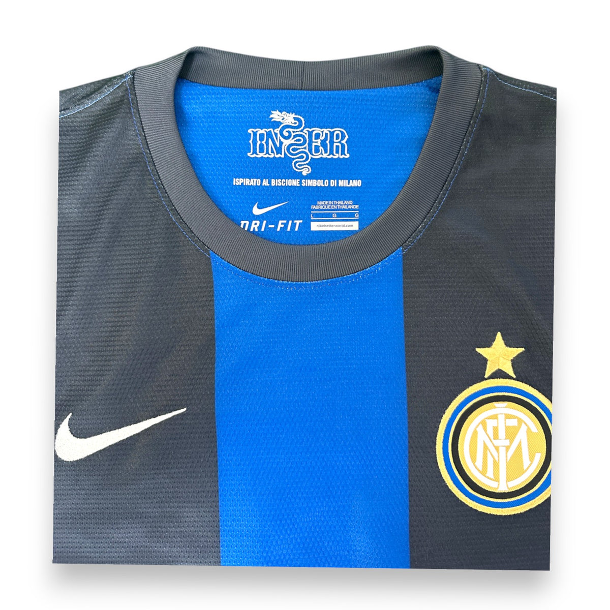 Dettaglio collo maglia Inter Home 2012-13 Nike – stemma Inter e stella oro centenario