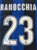 Primo piano numero 23 e autografo originale Andrea Ranocchia su maglia Inter 2012-13