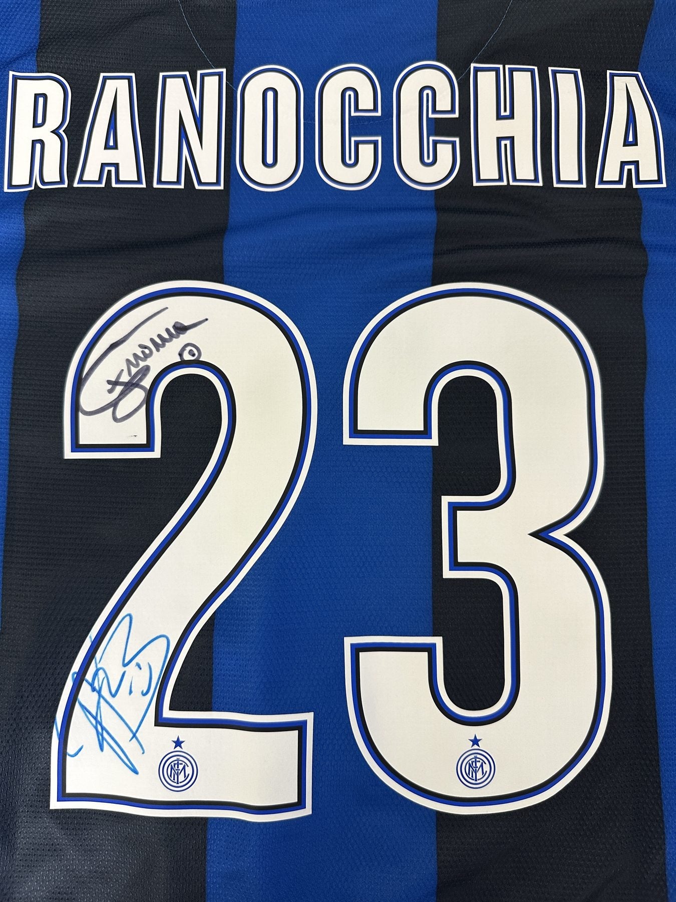 Primo piano numero 23 e autografo originale Andrea Ranocchia su maglia Inter 2012-13