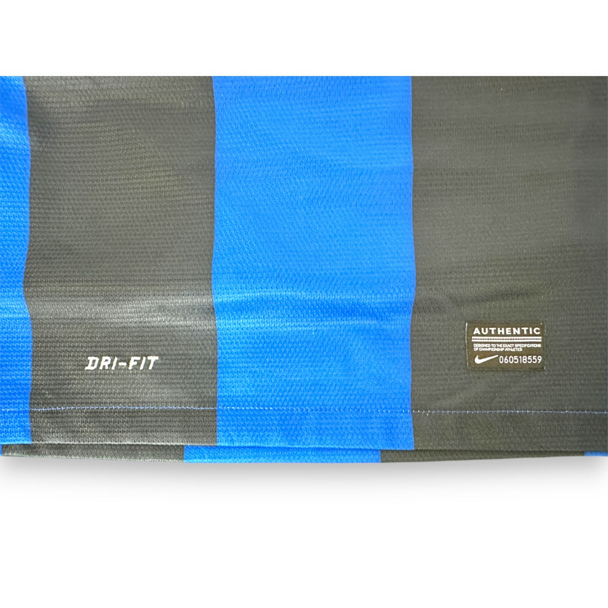 Etichetta Nike Authentic con numero seriale su maglia Inter Home 2012-13
