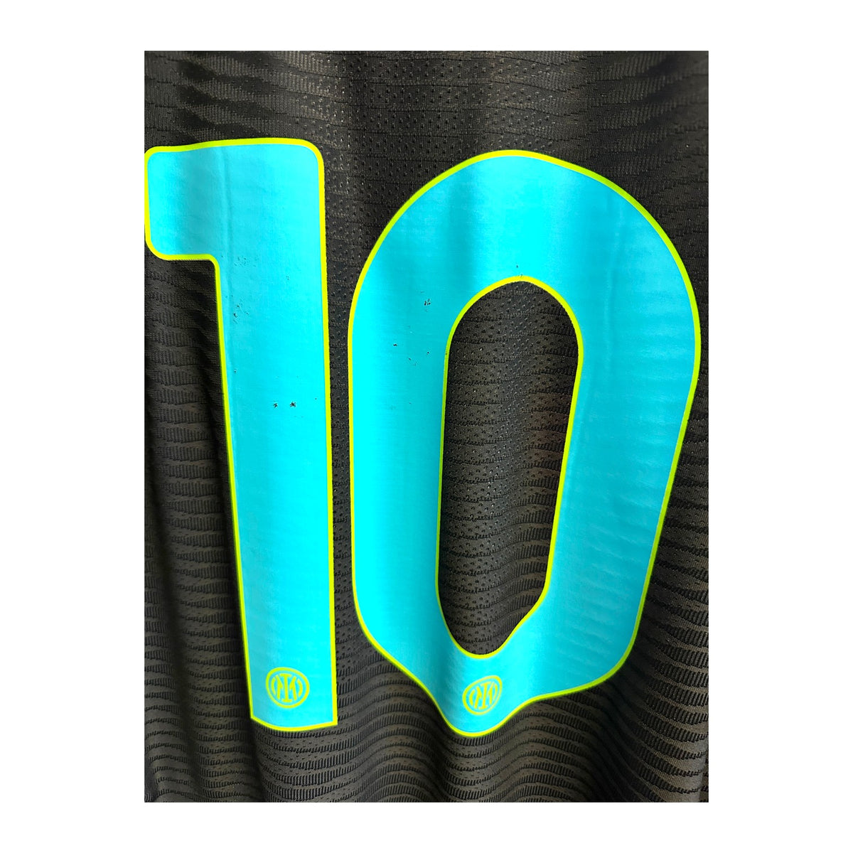 Dettaglio del numero 10 della maglia Inter Third 2021/22 di Lautaro Martínez con piccoli segni puntiformi sulla stampa
