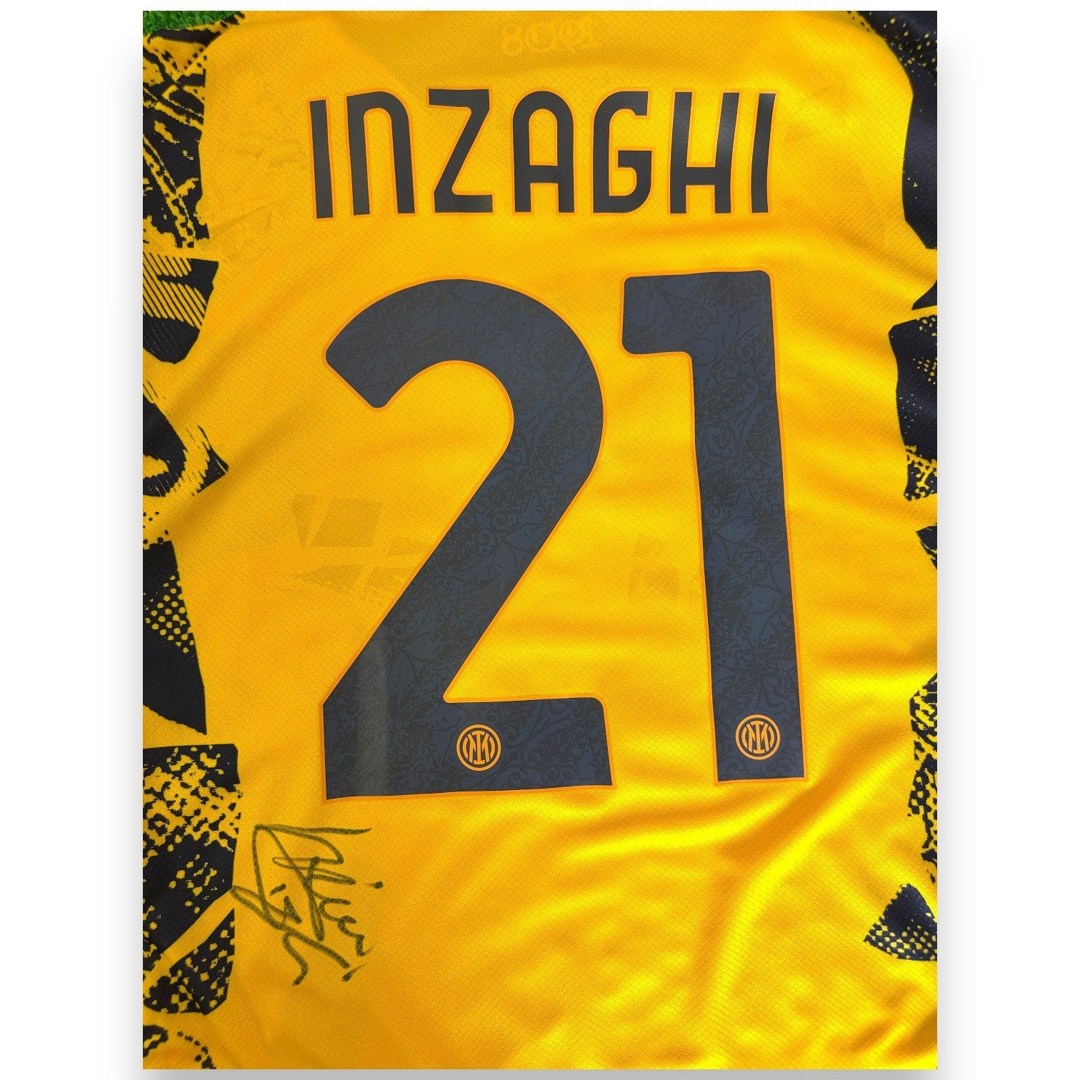 Dettaglio nameset Inzaghi 21 maglia Inter Third 2024-25 – autografo originale Simone Inzaghi pennarello nero