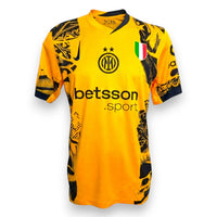 Maglia Inter Third 2024-25 University Gold Nike – sponsor Betsson – due stelle e Scudetto – taglia M – condizioni Excellent
