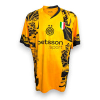 Maglia Inter Third 2024-25 gialla Store Nike – motivo barocco nero – sponsor Betsson sport doppia stella – de Vrij