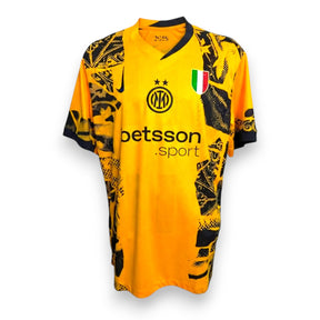 Maglia Inter Third 2024-25 gialla Store Nike – motivo barocco nero – sponsor Betsson sport doppia stella – de Vrij