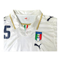 Colletto a polo con finiture oro e inserto tricolore – maglia Italia Away 2008 Puma Cannavaro